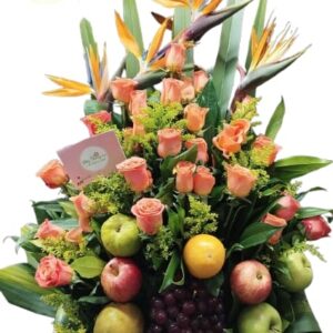 Canasta Frutal Con Rosas Salmón