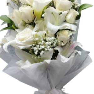 Bouquet con rosa lirios y cartuchos