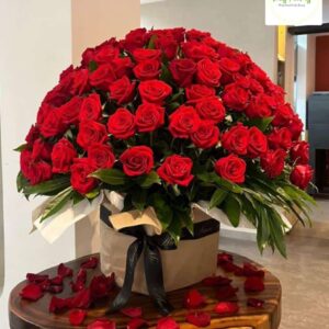 Arreglo floral con rosas rojas