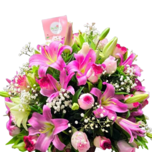 Canasta con rosas y lirios