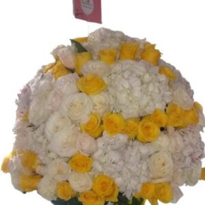 Arreglo floral con rosas y hortensias