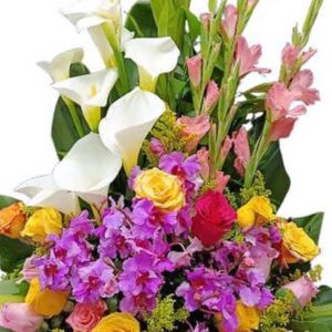 Arreglo Floral con rosas y orquideas