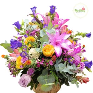 Canasta con variedad de flores