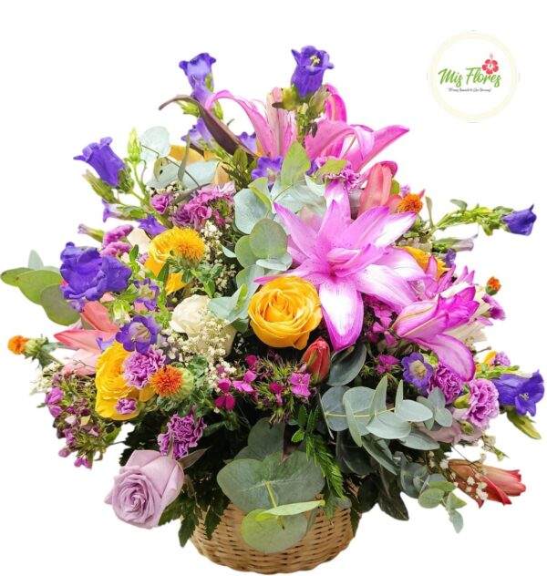 Canasta con variedad de flores