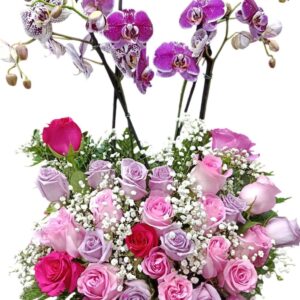 Canasta con rosas y orquideas cymbidium