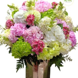 Cilindro de madera con hortensias