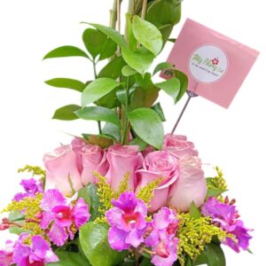 Arreglo con rosas y girasoles