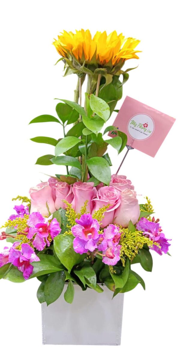 Arreglo con rosas y girasoles