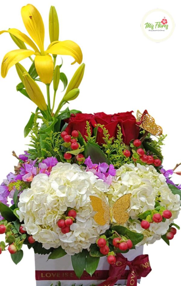 Arreglo floral en rosas, lirios y hortensias