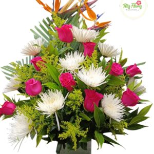 Arreglo Floral Con Rosas y Crisantemos