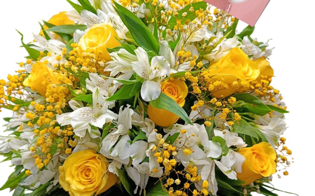 Centro De Mesa Con Rosas Amarillas