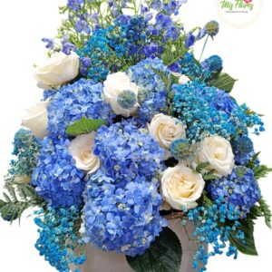 Cilindro Con Hortensias y Rosas