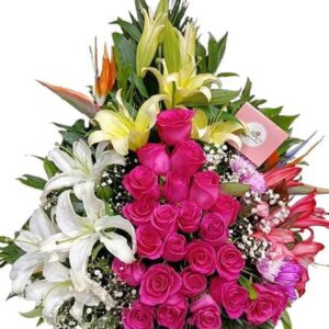 Arreglo Floral con Rosas y Lirios