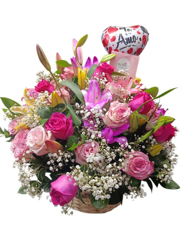 Canasto Con Rosas y Lirios