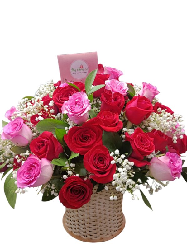 Canasta Con Rosas Rojas y Rosadas