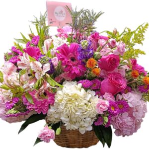 Canasta con Hortensias,  Rosas Y Gerberas.