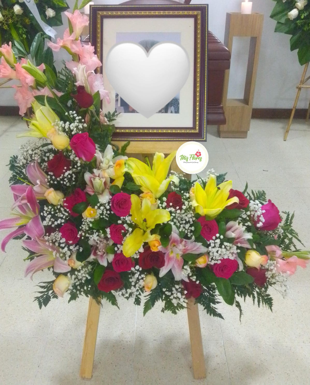 Arreglo Fúnebre Con Rosas Y Lirios.