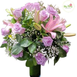 Jarrón Con Rosas Lilas Y Lirios