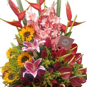 Arreglo  Floral Con Rosas,  Lirios Y Girasoles