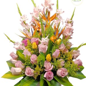 Arreglo Con Rosas Rosadas Y Gladiolos.