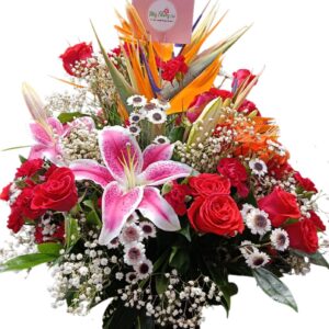 Arreglo Floral Con Rosas Y Lirios