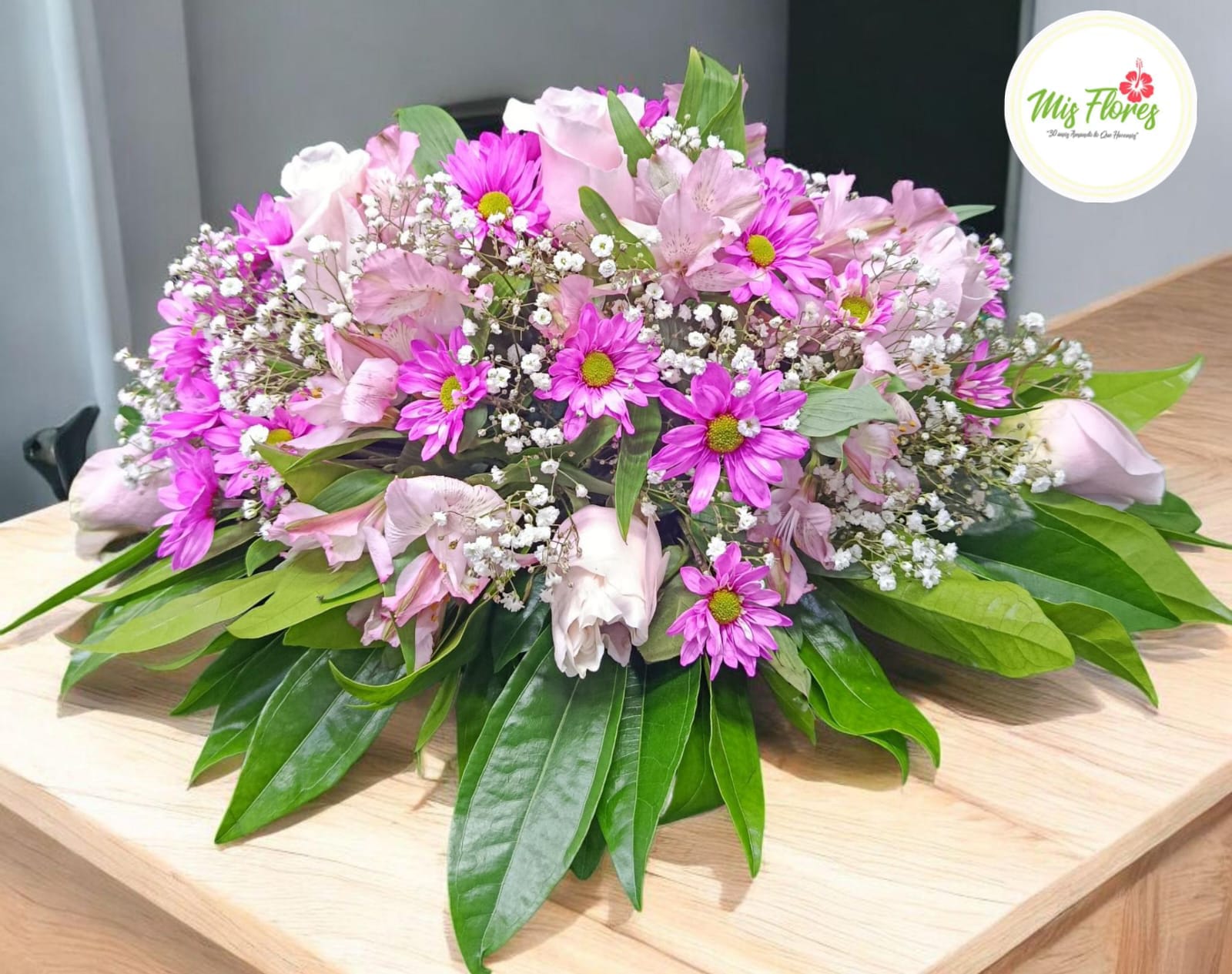 Centro De Mesa Con Rosas Y Margaritas