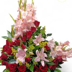 Arreglo Con Rosas Rojas Y Lirios Rosados.