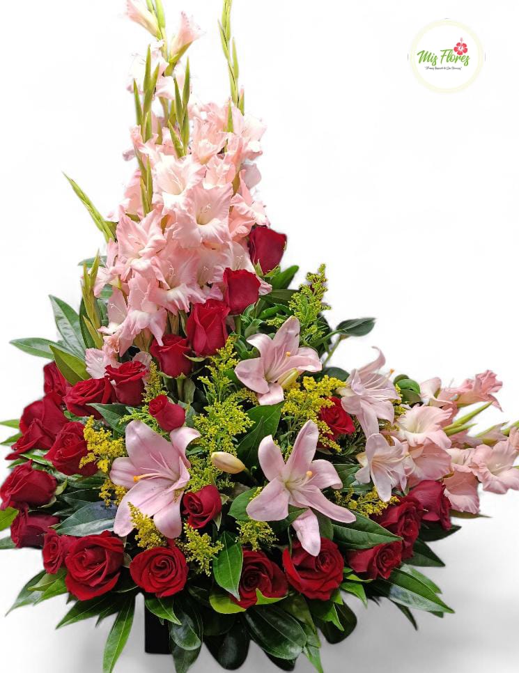 Arreglo Con Rosas Rojas Y Lirios Rosados.