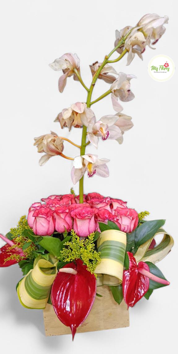 Arreglo Con Rosas Y Orquídeas