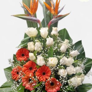 Arreglo Floral Con Rosas Blancas Y Gerberas.